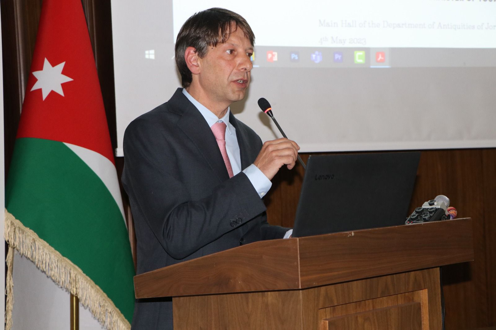 Madar Al-Saa Images 0.8145156566380019