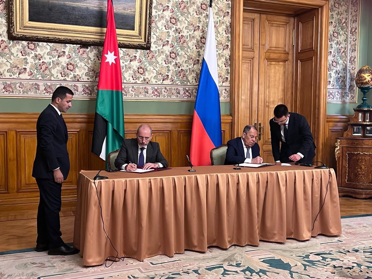 Madar Al-Saa Images 0.2148410565662935