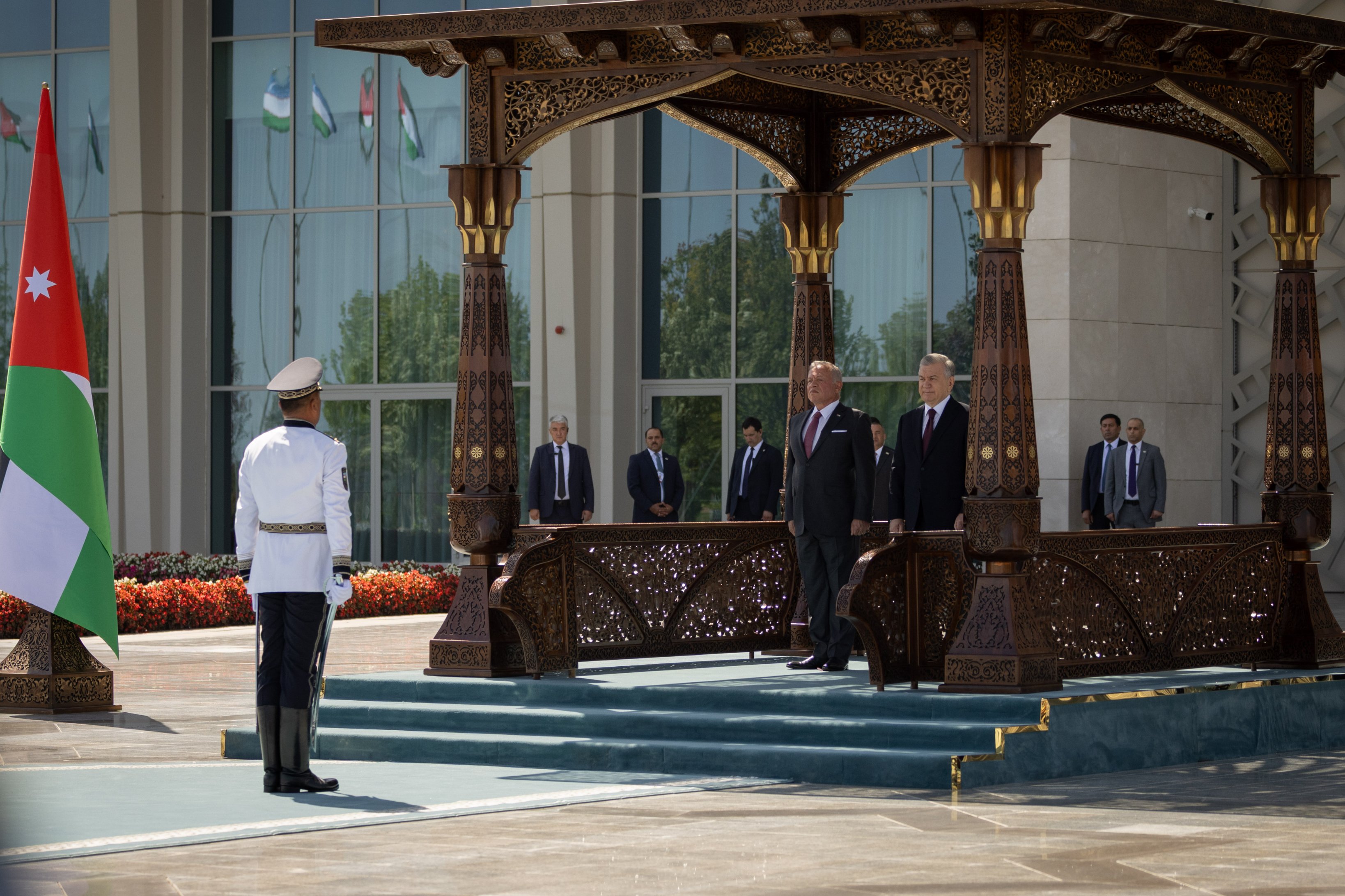 Madar Al-Saa Images 0.3278115281357349