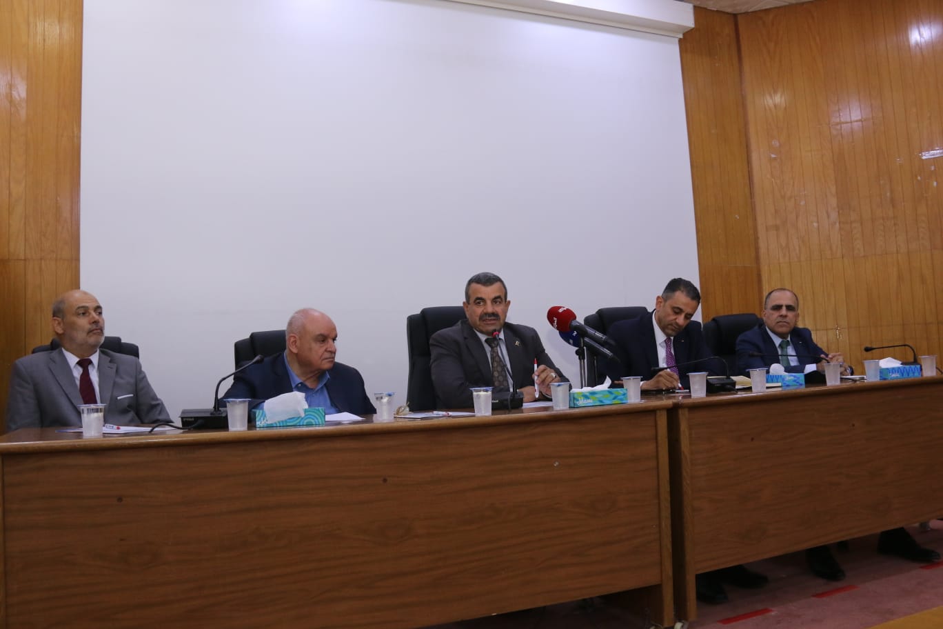 Madar Al-Saa Images 0.4502708608858995