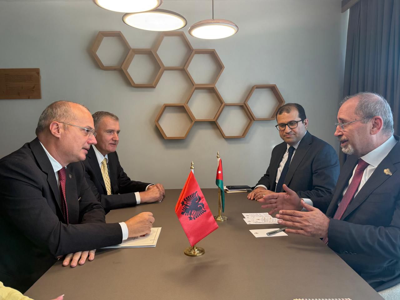 Madar Al-Saa Images 0.8642605859473453