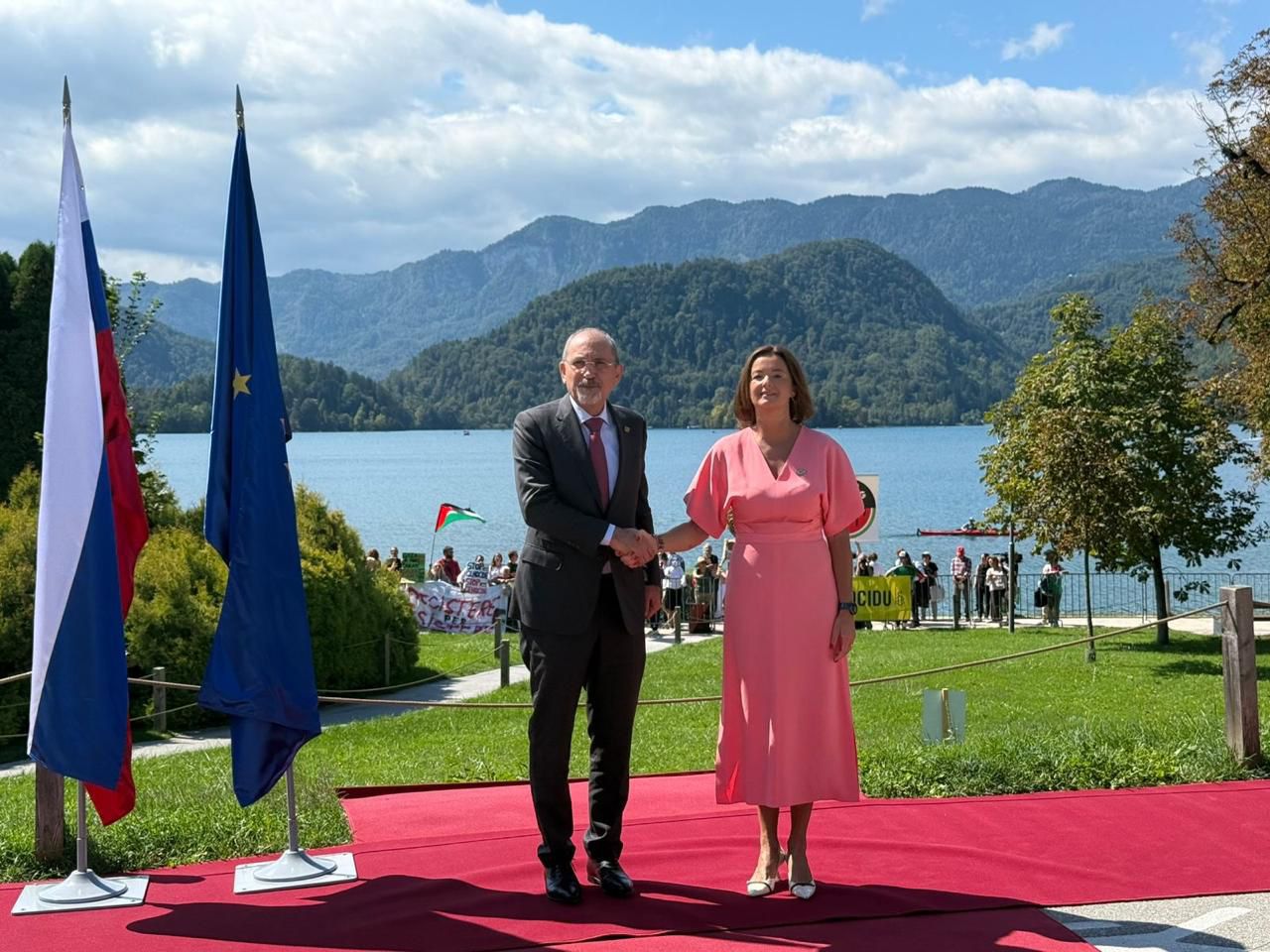 Madar Al-Saa Images 0.9815777701790368