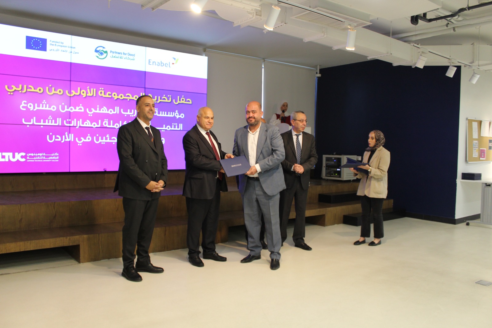 Madar Al-Saa Images 0.5221606170447118