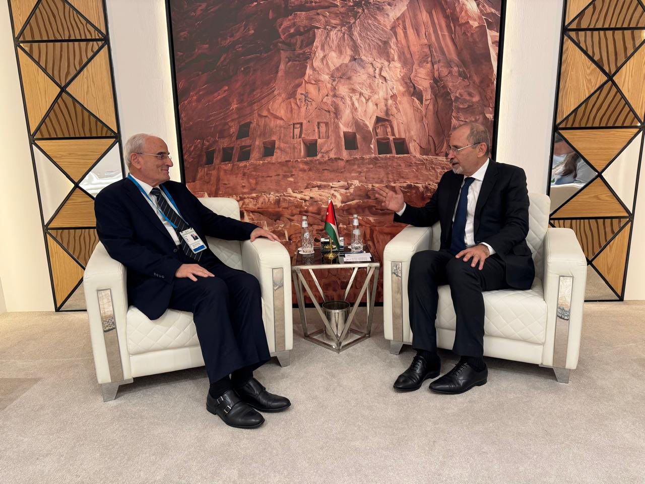 Madar Al-Saa Images 0.27156342307703174