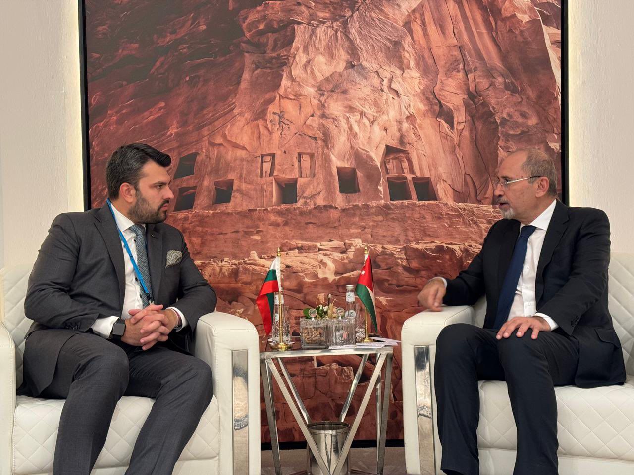 Madar Al-Saa Images 0.6292849307053037