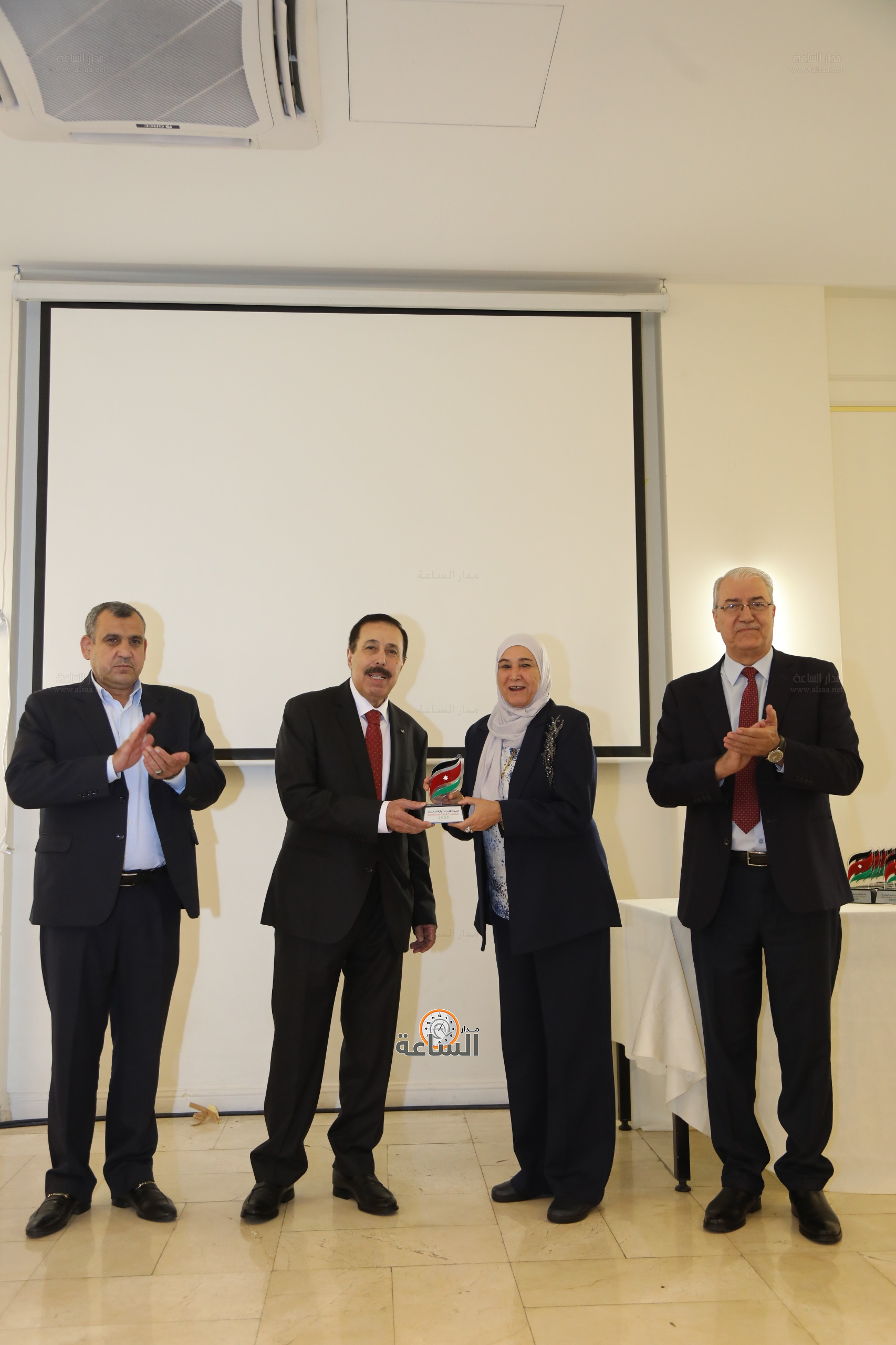 Madar Al-Saa Images 0.6393727398039207