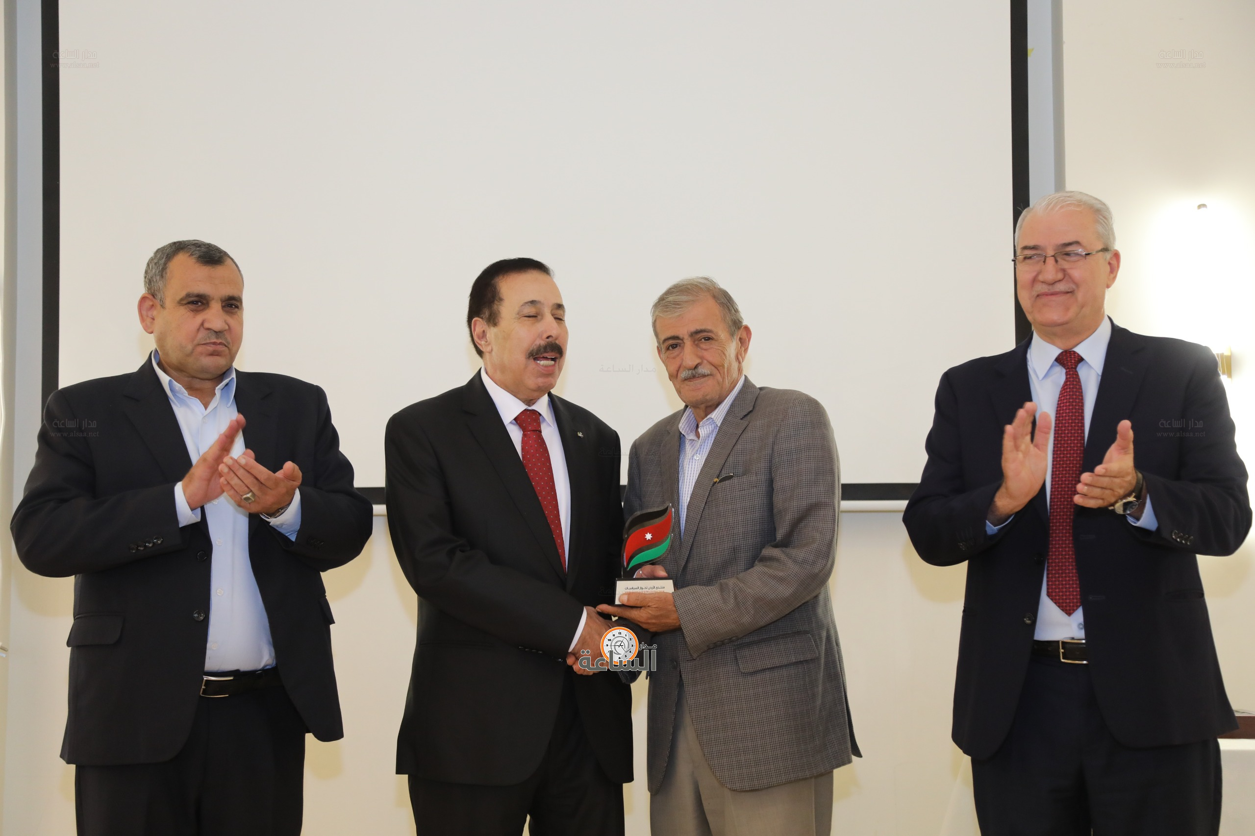 Madar Al-Saa Images 0.3374513041561873