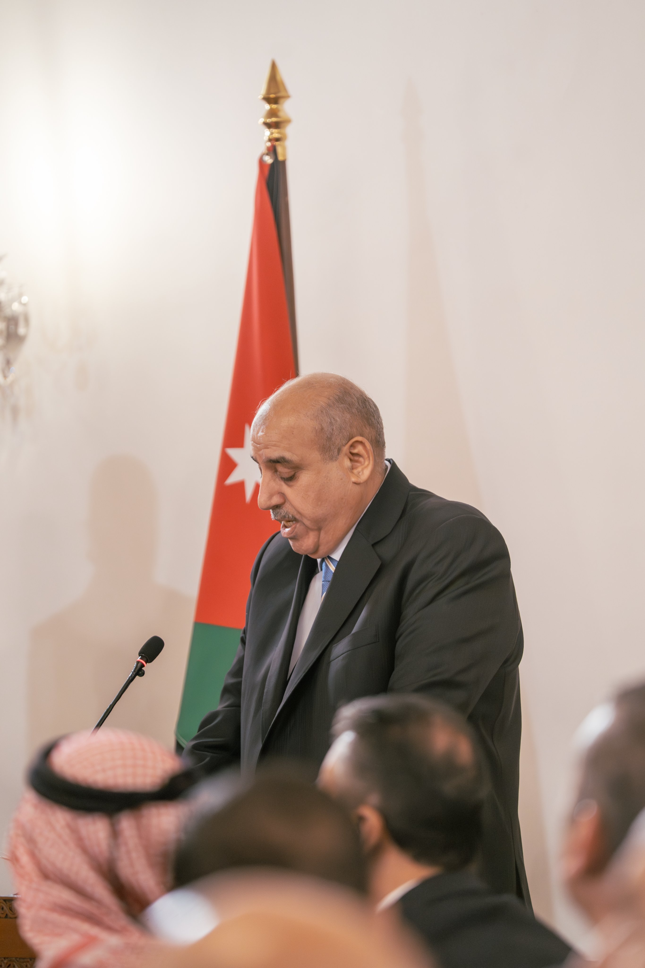 رئيس مجلس النواب مازن القاضي في الرد على خطاب العرش: "لا شيء غير الوطن" مقياس العمل الحقيقي، وعماد كل عمل حزبي نيابي، حيث لا مكان للمصالح الضيقة، ولا مصلحة تعلو على مصلحة الأردن.