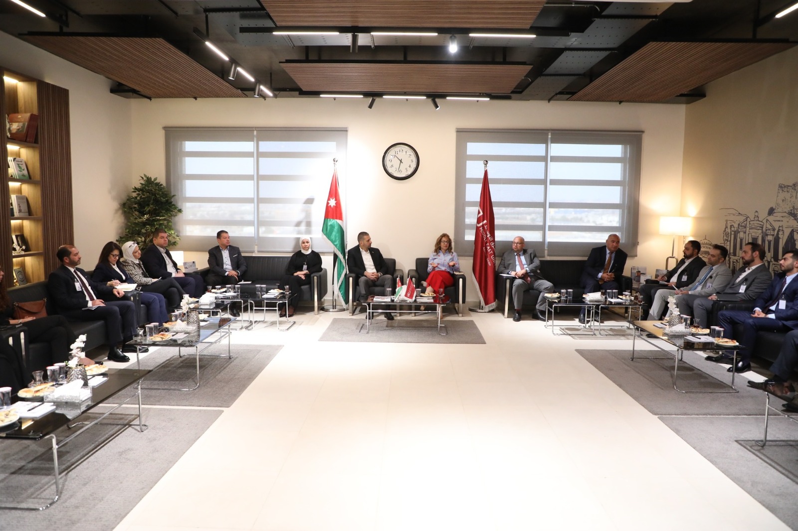 Madar Al-Saa Images 0.6210838081461703