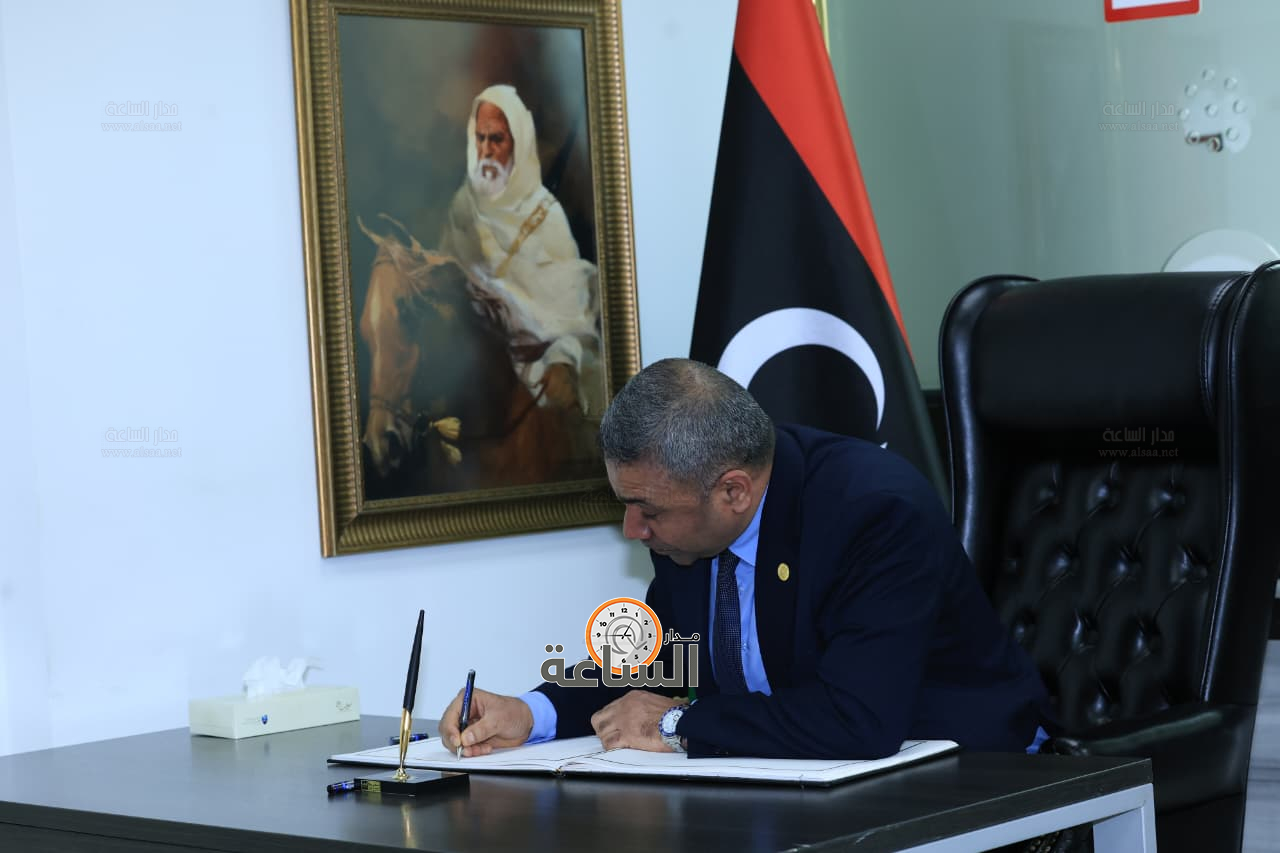 Madar Al-Saa Images 0.3723357396139174