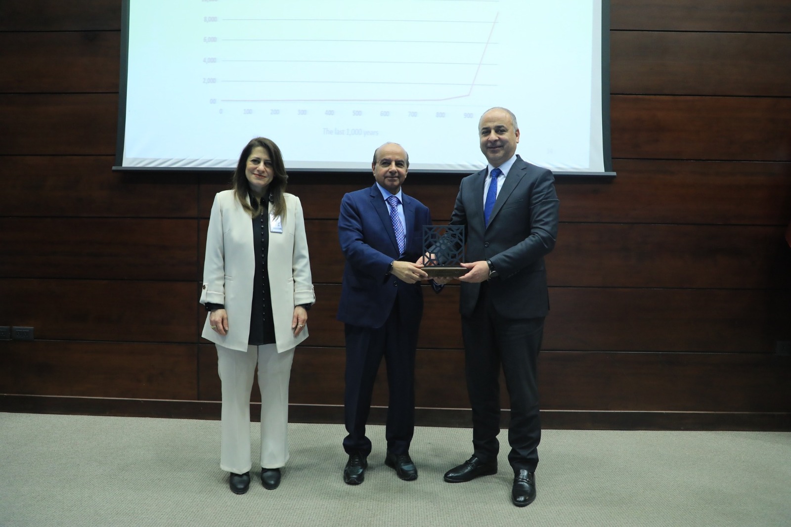 Madar Al-Saa Images 0.7041940445826343