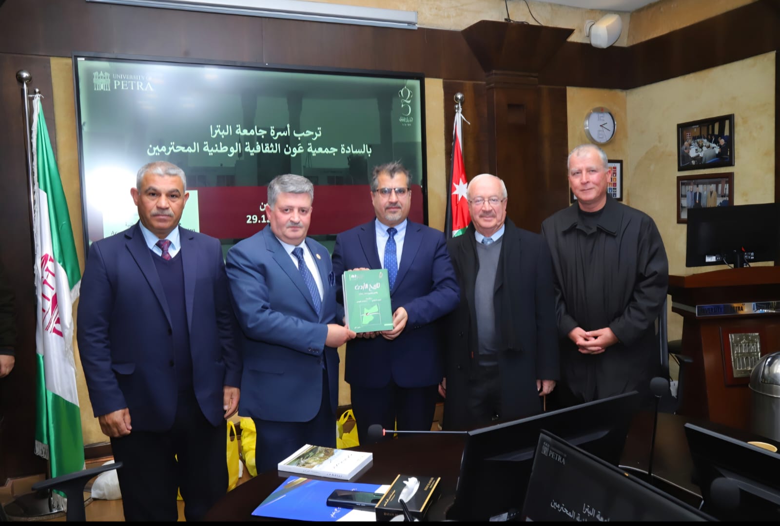 Madar Al-Saa Images 0.6298132030061782