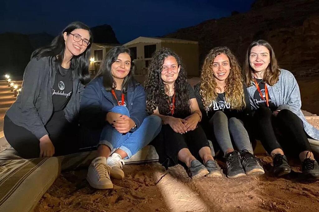 Madar Al-Saa Images 0.13485390653596097