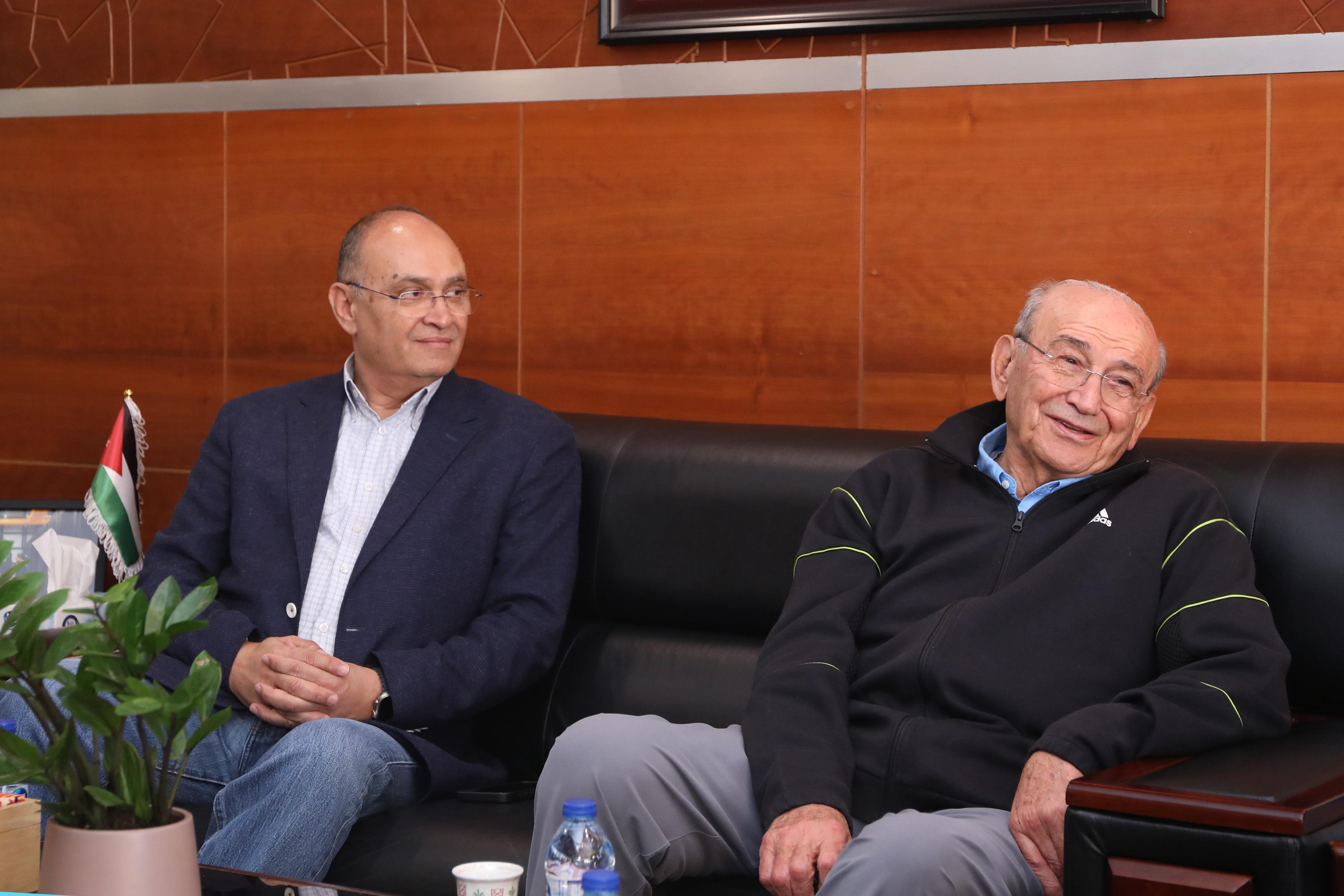 Madar Al-Saa Images 0.3650524619543377