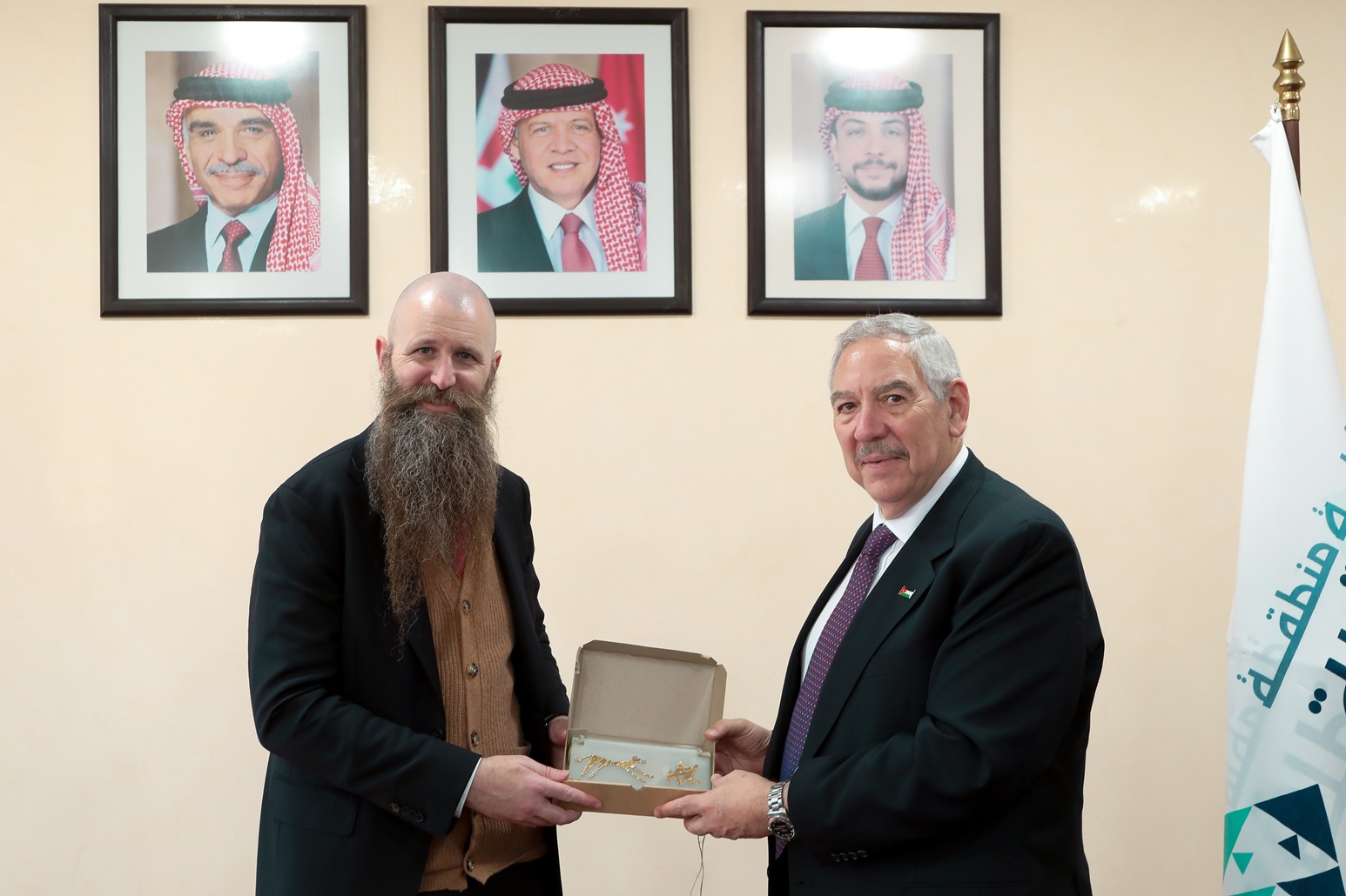 Madar Al-Saa Images 0.5946894845602667