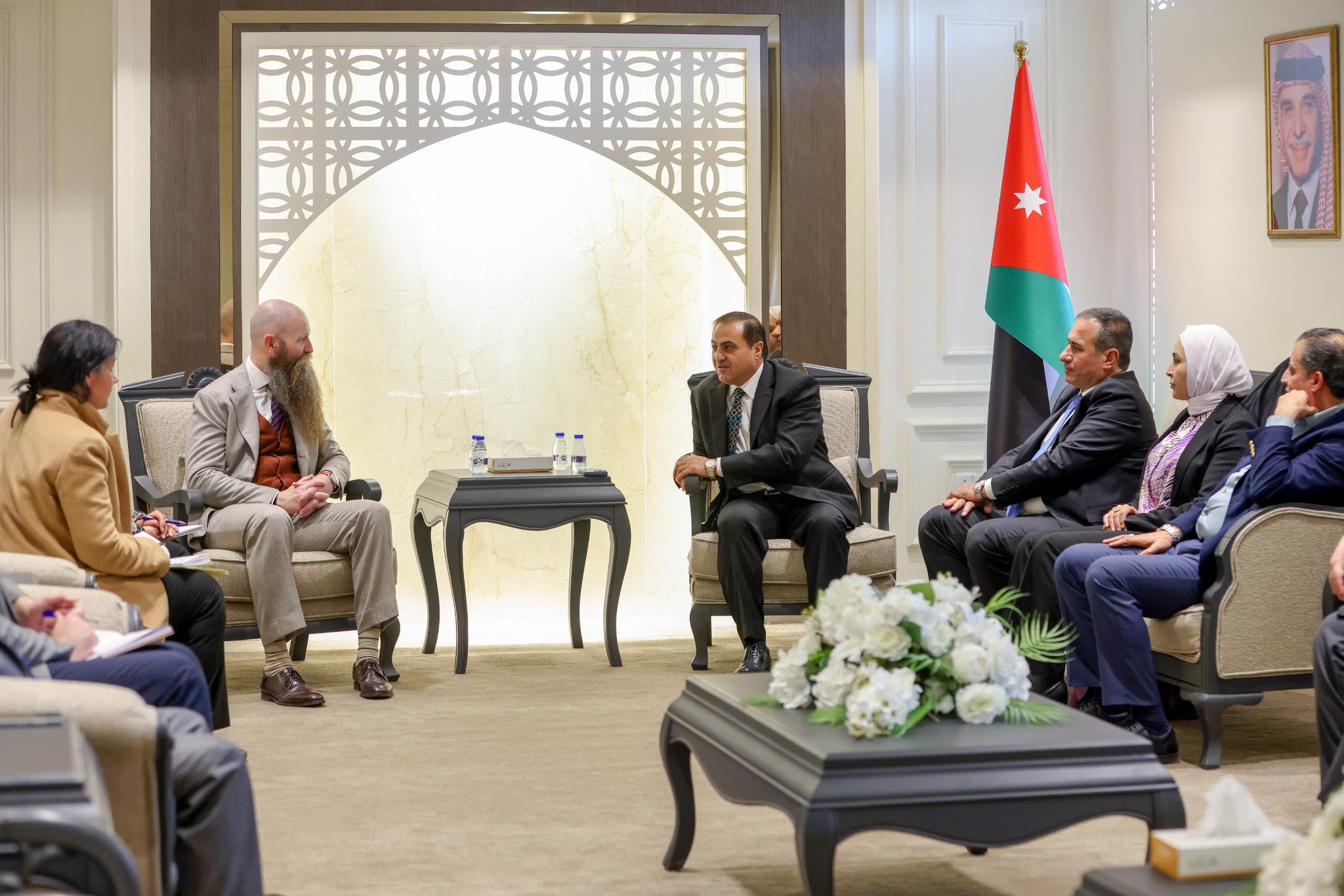 Madar Al-Saa Images 0.8785839353312309