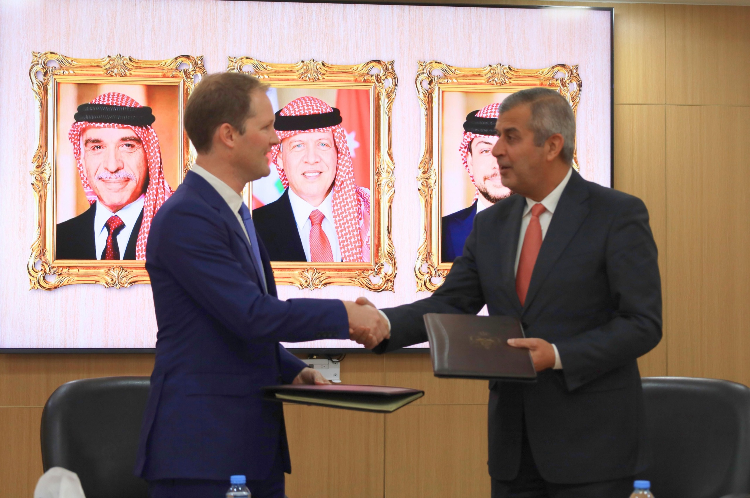 Madar Al-Saa Images 0.9564544371541198