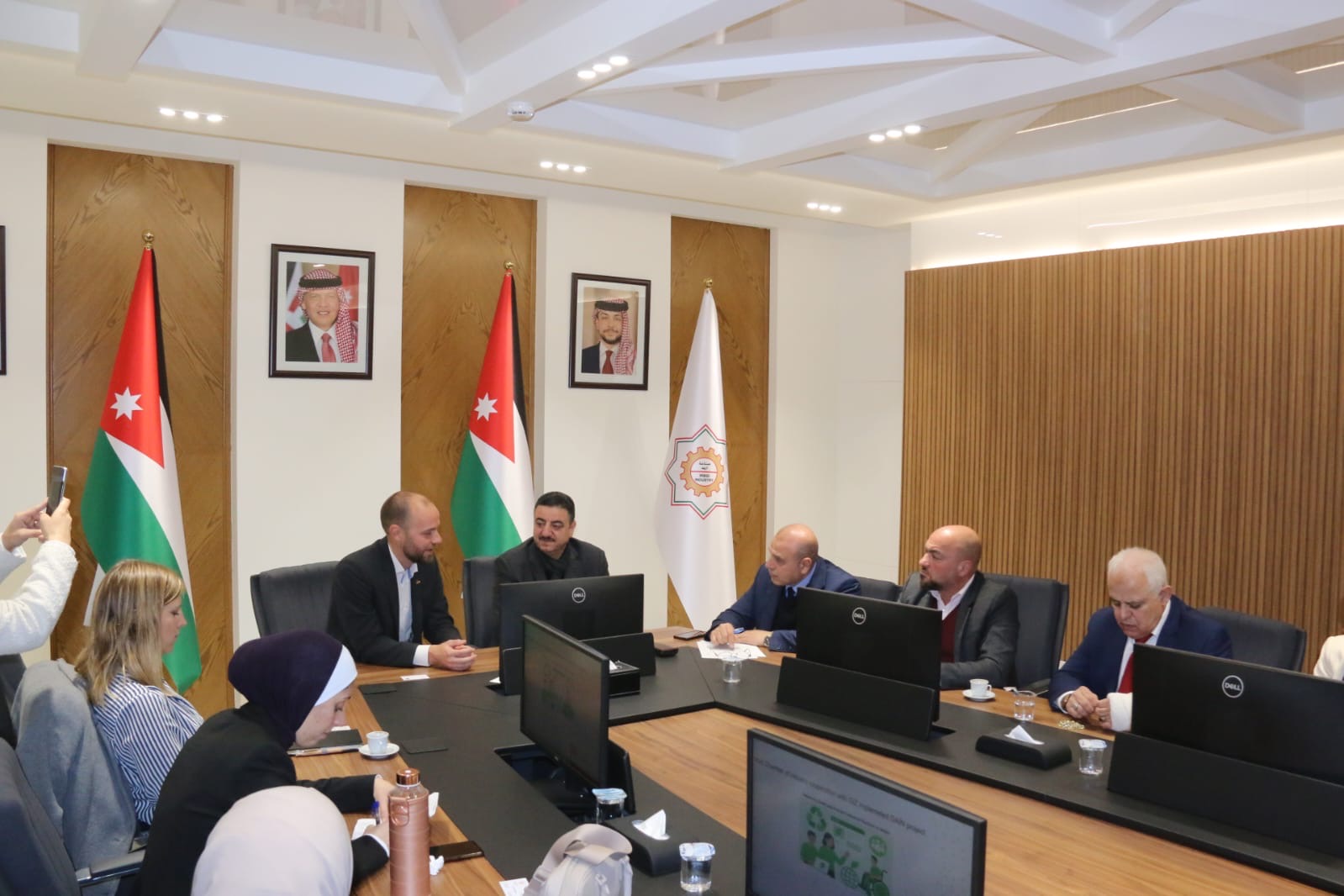 Madar Al-Saa Images 0.5834324842738017