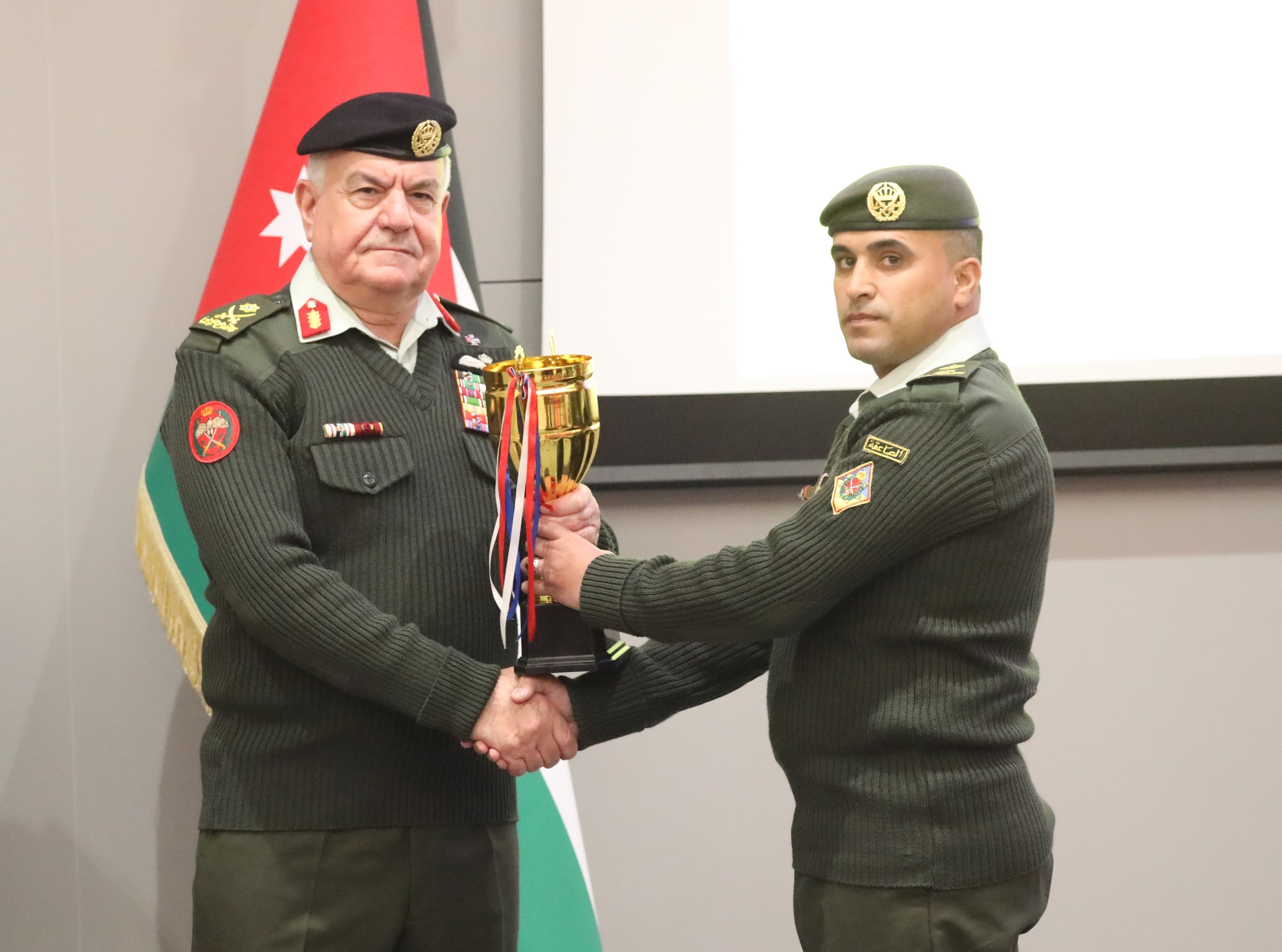 Madar Al-Saa Images 0.4227389974226712