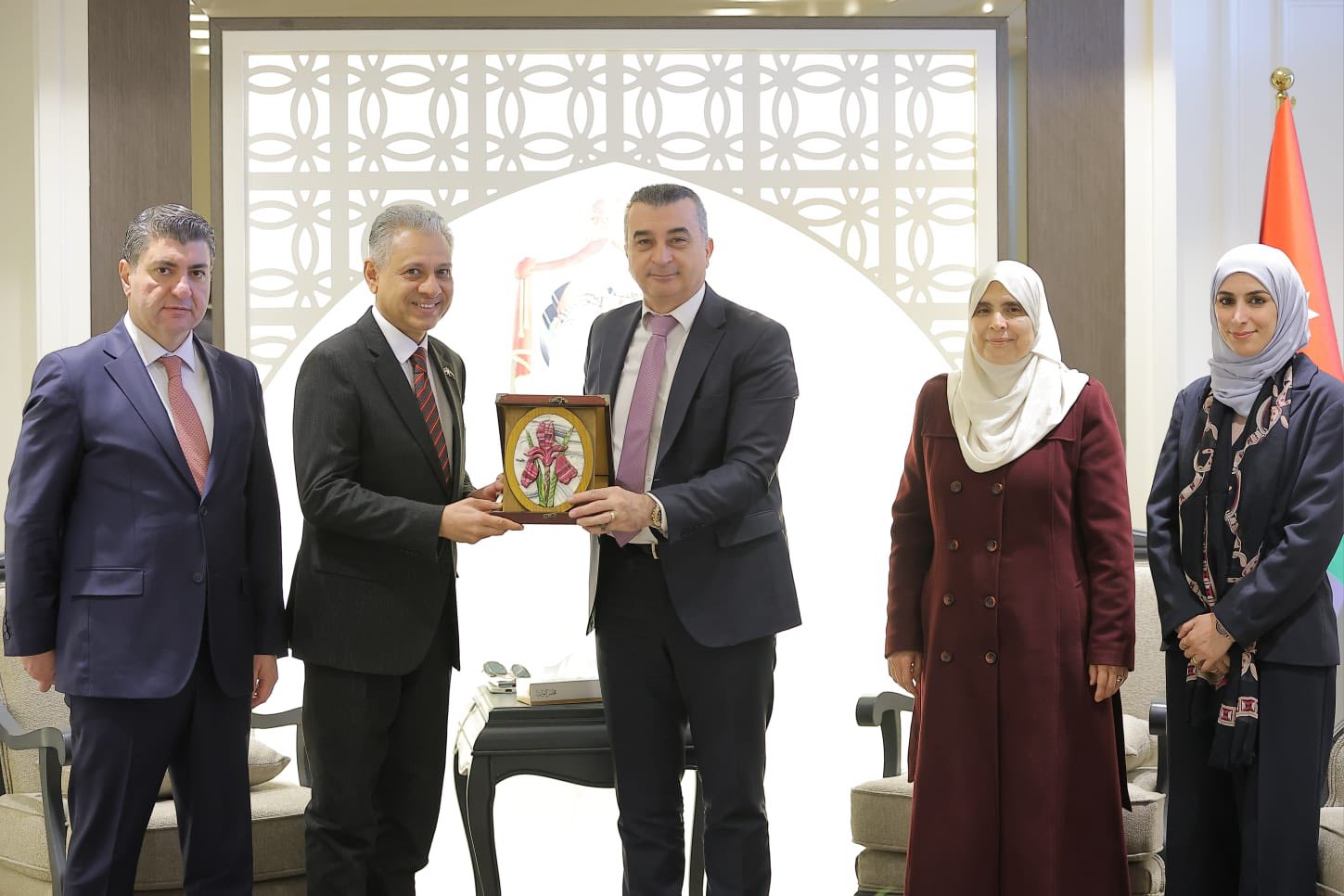 Madar Al-Saa Images 0.8207522803749028