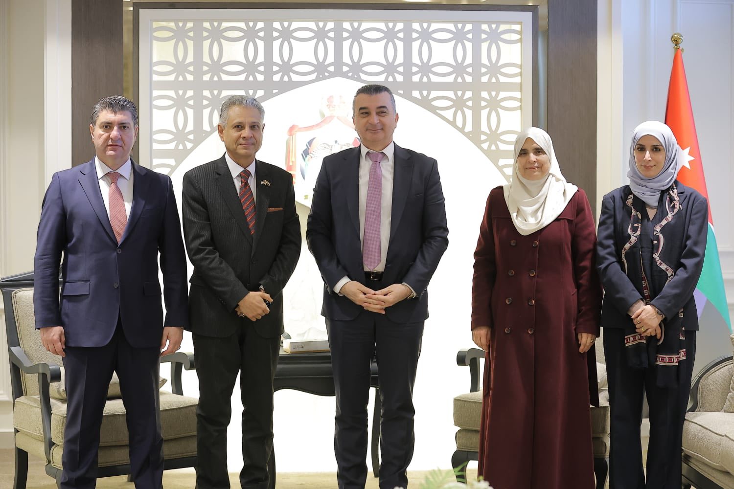 Madar Al-Saa Images 0.3345989686772899