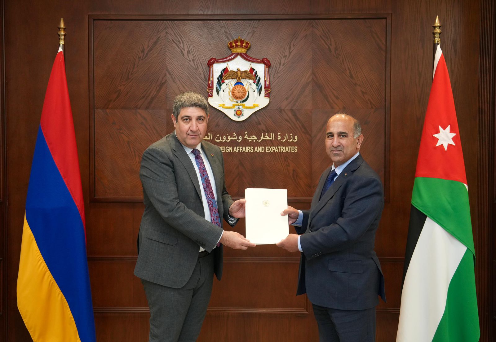 Madar Al-Saa Images 0.18850260142246467