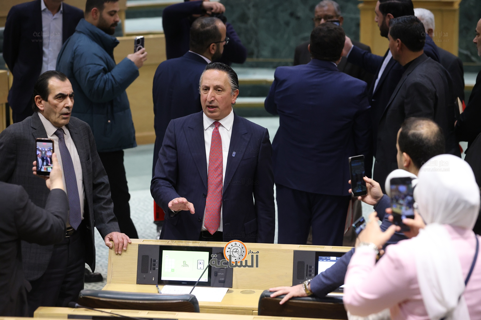 Madar Al-Saa Images 0.5774965678136705