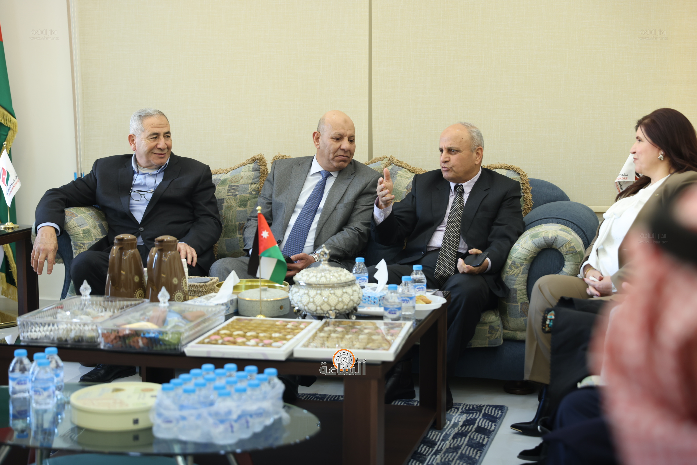 Madar Al-Saa Images 0.33735373121524836