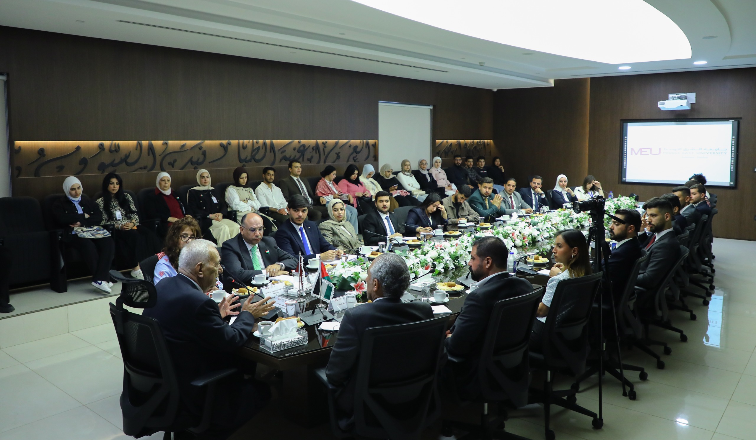 Madar Al-Saa Images 0.08627358087143622