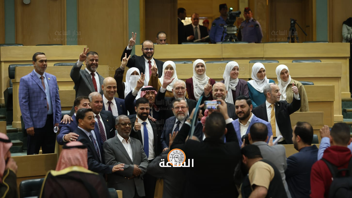 Madar Al-Saa Images 0.4884124542429459