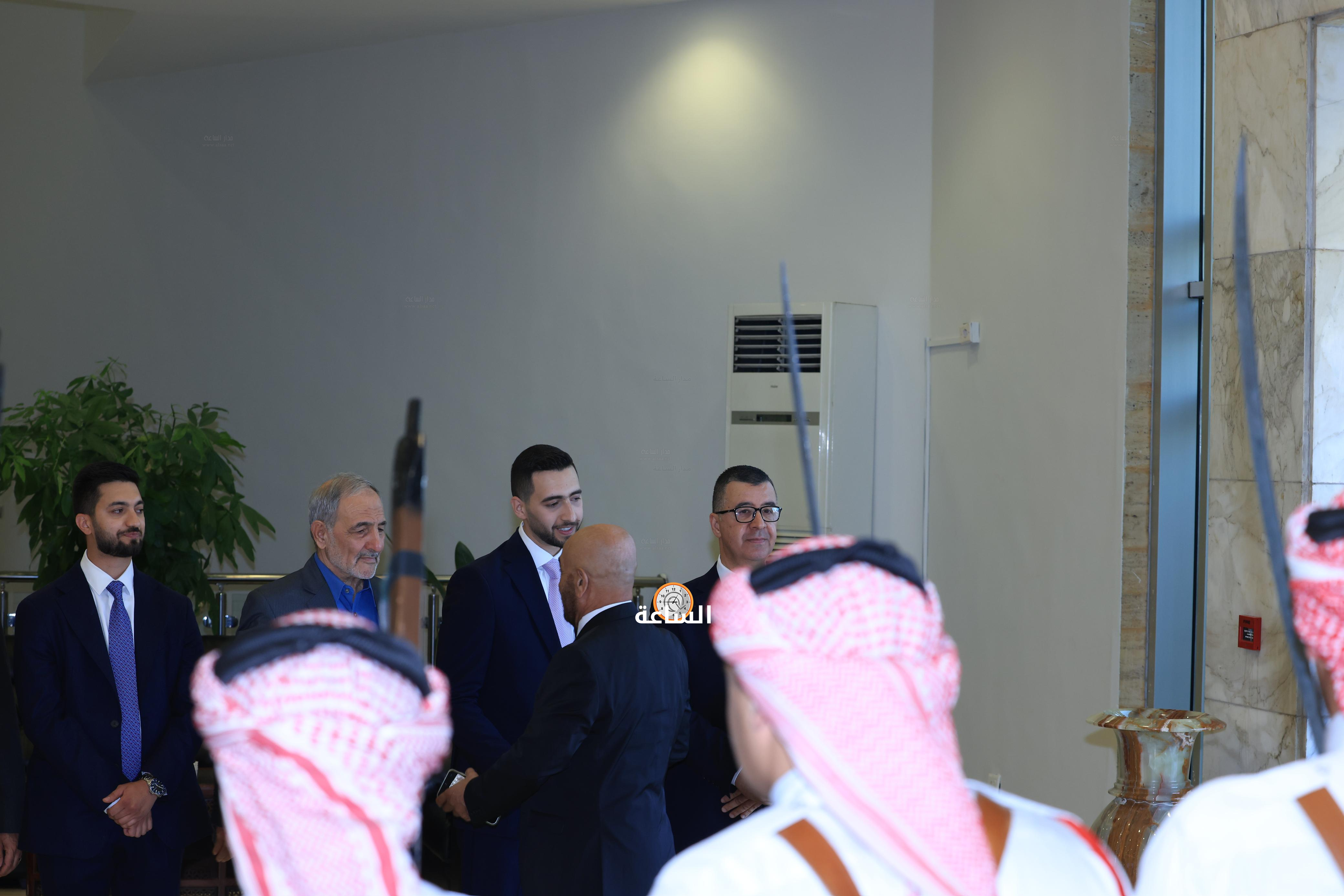 Madar Al-Saa Images 0.8711572380464043