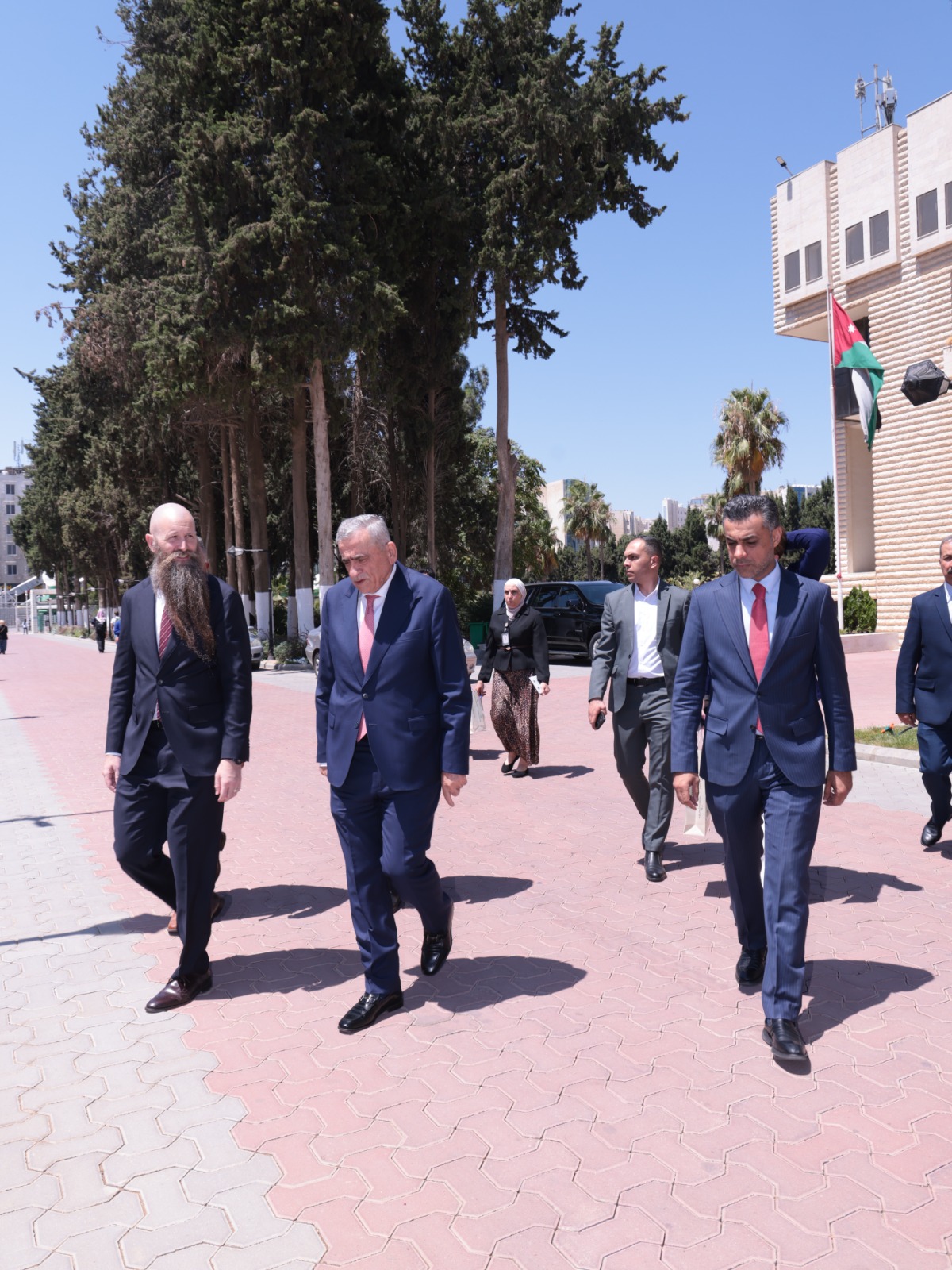 Madar Al-Saa Images 0.9385019366793248