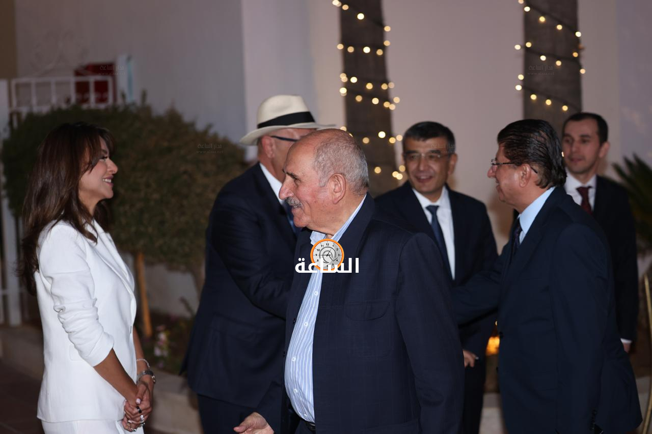 Madar Al-Saa Images 0.470597554489391