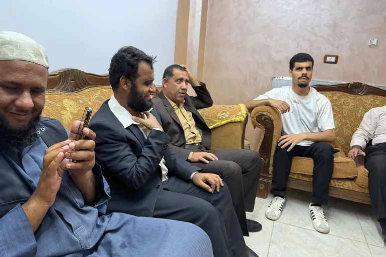 Madar Al-Saa Images 0.14303785448772144