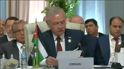 الملك مخاطبا أمير قطر: نقف معكم