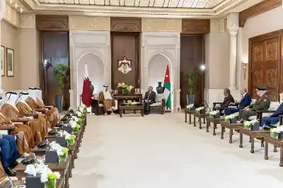 الملك يمنح الشيخ تميم قلادة الحسين