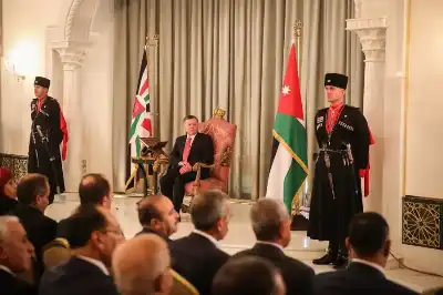 الملك يستمع إلى ردي مجلسي الأعيان