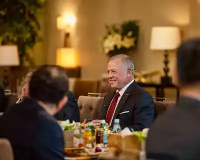 الملك يعقد مباحثات مع رئيس الوزراء