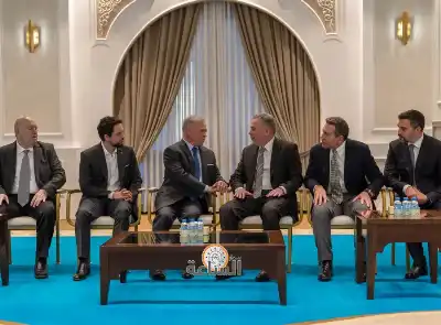 الملك وولي العهد يزوران بيت عزاء