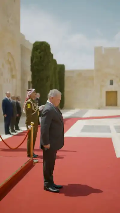 وقفة احترام ملكية للعلم الأردني (فيديو)