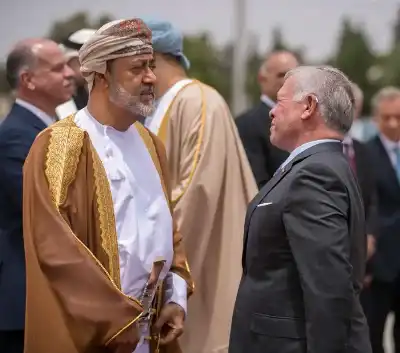 الملك وسلطان عمان يتبادلان التهاني بالعيد