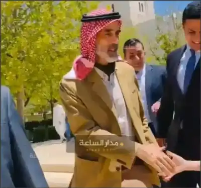الأمير غازي بن محمد يصلي الجمعة