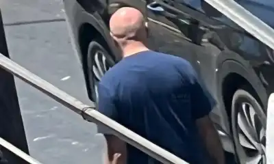 الوزير مهند شحادة يتسوّق ويحمل أكياس