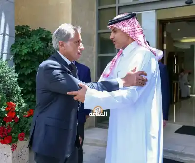 رئيس الوزراء يزور السفارة القطرية معزيا