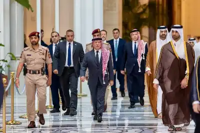 الملك يقدم العزاء إلى أمير دولة