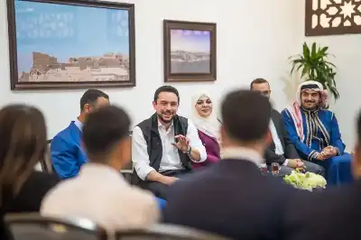 ولي العهد يلتقي شبابا وشابات من