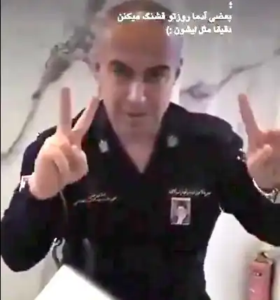 موظف جوازات عراقي يستبدل علم بلاده