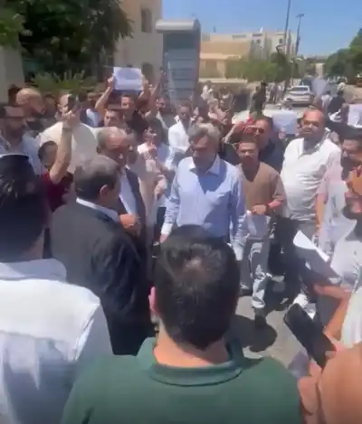 نواب حزب الإصلاح ينجحون في وقف