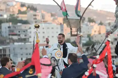 الصمادي يزفون ابنهم المهندس أنس (صور