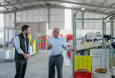 ولي العهد يزور مزارع الزبن في
